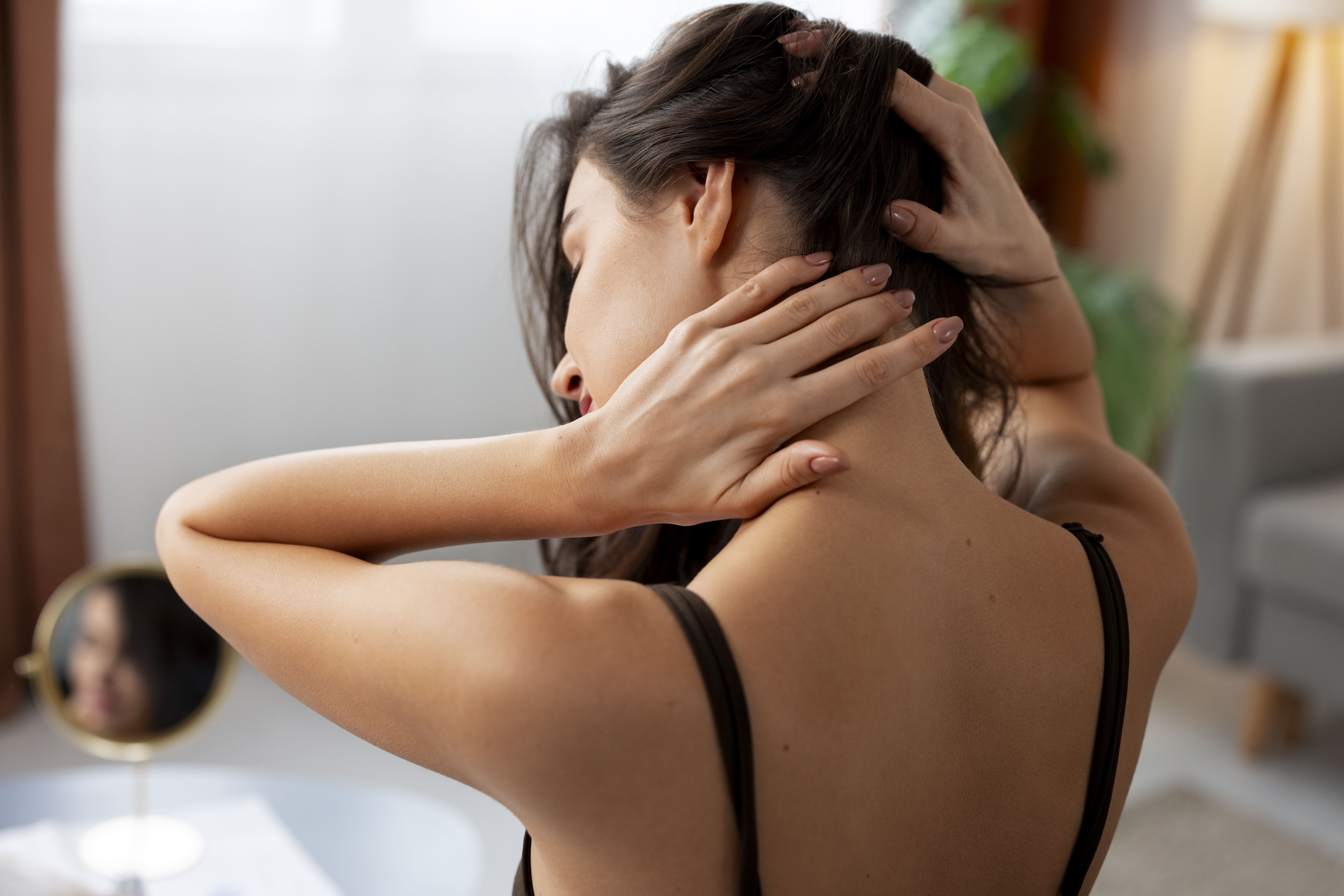 Femme faisant un auto massage de la nuque